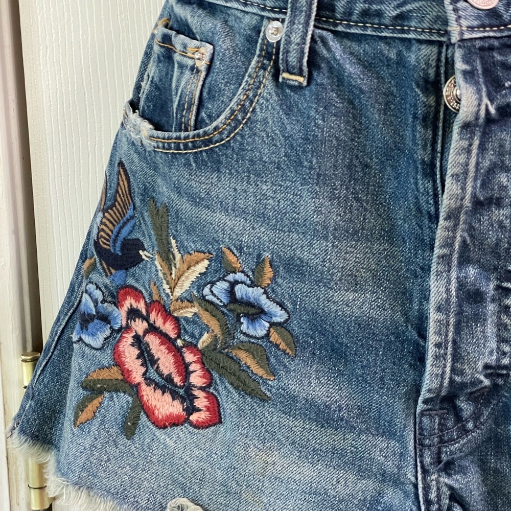 Abercrombie & Fitch boho distressed high rise embroidered floral jean shorts 26 - Picture 7 of 15
